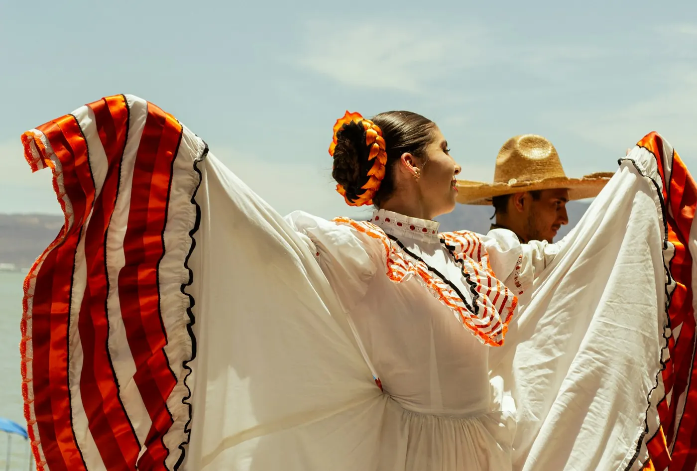 Bailarines de ballet folclórico con trajes tradicionales de Jalisco