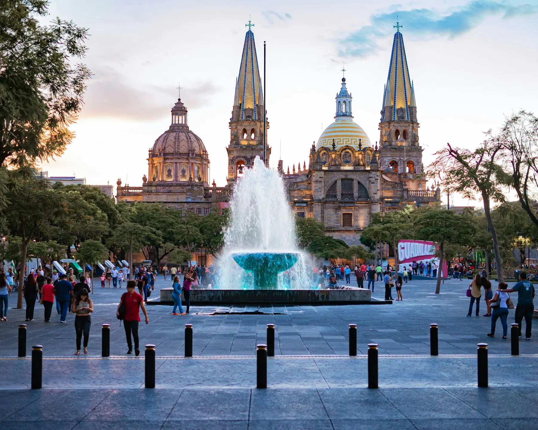 Catedral de Guadalajara y fuente en el Centro Histórico