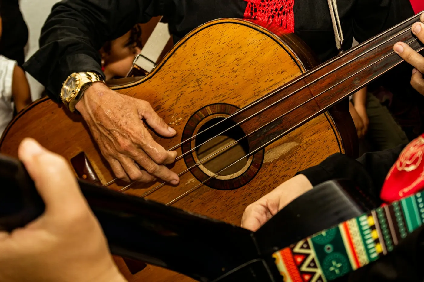 Primer plano de una guitarra de mariachi en vivo