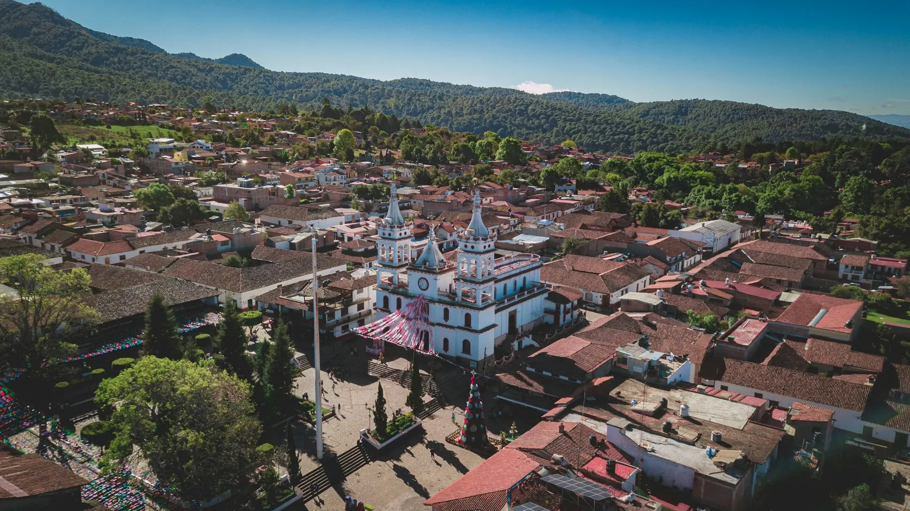 Vista aérea de Mazamitla, Pueblo Mágico de Jalisco, rodeado de bosque
