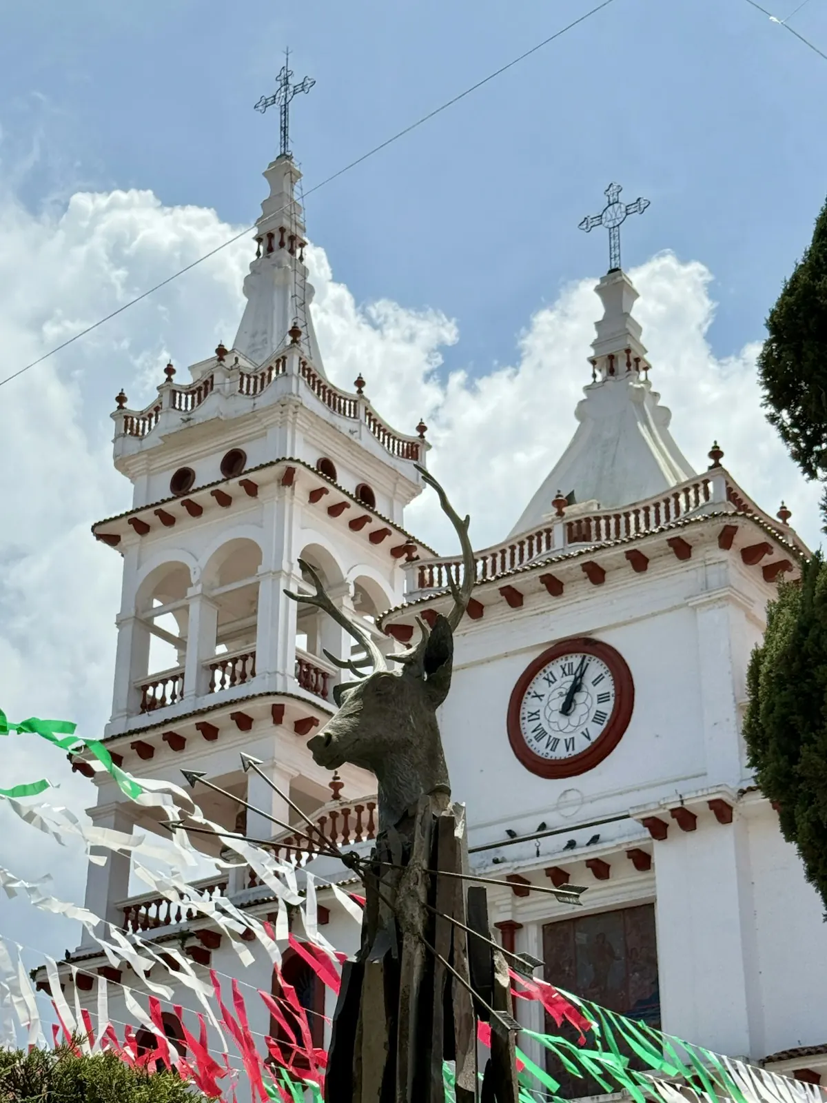Torres blancas de la iglesia de Mazamitla con reloj